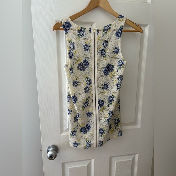 Everly lace tank size small zip back top blue yellow floral - Picture 3 of 8